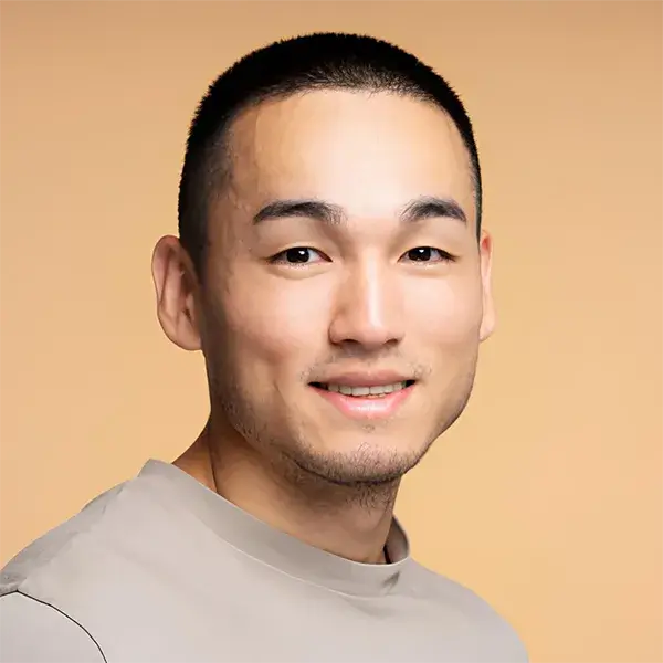 一位年輕男性電子煙用戶的照片,象徵對商城配送速度與服務感到滿意的台灣在地玩家群體。