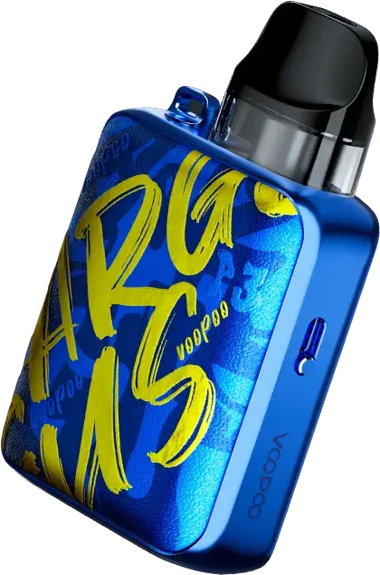 VOOPOO Argus P3 藍色塗鴉款標準白底圖，側面微視角展示機身金屬邊框厚度，以及亮起的彩色觸控螢幕 UI 介面。