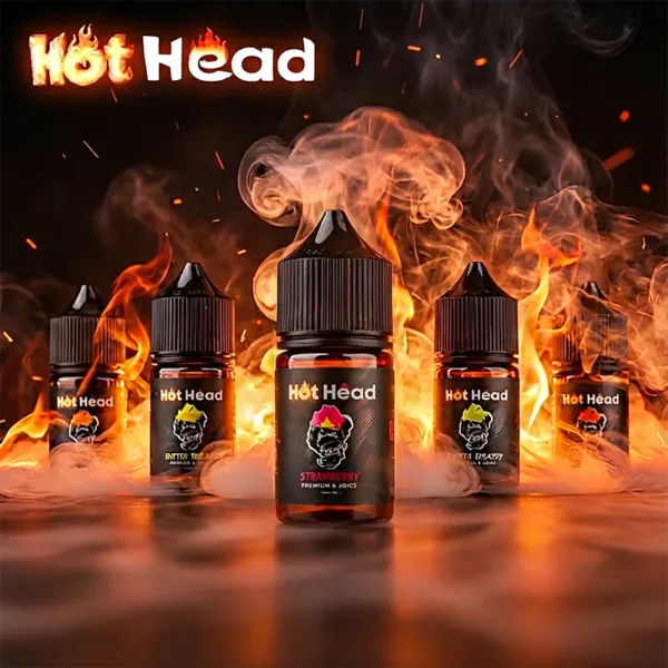 Hot Head 暴脾氣煙油 - 30mL/38mg 美國進口尼古丁鹽 (全系列) 美國進口 Hot Head 暴脾氣尼古丁鹽煙油主圖。背景為燃燒的火焰與煙霧,襯托中央的草莓口味 (Strawberry) 30mL 瓶身。強調其 38mg 高濃度帶來的強勁擊喉感與全系列豐富口味。