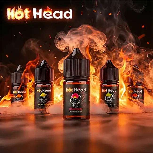 Hot Head 暴脾氣煙油 - 30mL/38mg 美國進口尼古丁鹽 (全系列) 美國進口 Hot Head 暴脾氣尼古丁鹽煙油主圖。背景為燃燒的火焰與煙霧,襯托中央的草莓口味 (Strawberry) 30mL 瓶身。強調其 38mg 高濃度帶來的強勁擊喉感與全系列豐富口味。