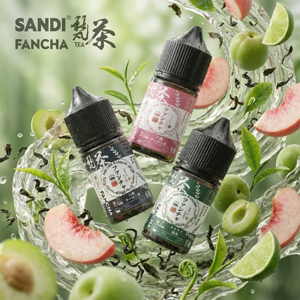 日本 SANDI FANCHA 梵茶 - 擬真茶香系列主圖 (烏龍/白桃/梅梅) 日本 SANDI FANCHA 梵茶系列尼古丁鹽煙油主圖。展示三款熱銷茶飲口味瓶身:烏龍茶 (Oolong)、白桃烏龍 (White Peach Oolong) 與梅梅綠茶 (Plum Green Tea)。背景伴隨動態水花、新鮮茶葉、蜜桃與青梅,強調清新擬真的茶香特色。