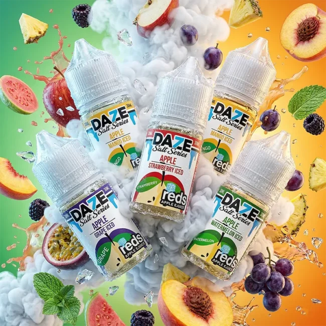 美國原裝 7 Daze Selfie Sunday 自拍星期天 30ml 尼古丁鹽煙油多口味合集主圖。畫面展示 10 瓶帶有不同顏色瓶蓋的煙油瓶（包含紅蘋果、青蘋果、藍莓、芭樂、鳳梨、葡萄、草莓、蜜桃、芒果、西瓜口味，均標示 30mg 濃度）懸浮在空中。周圍環繞著飛濺的水果汁液、冰塊、整顆水果，以及充滿未來感的藍色實驗室場景與玻璃器皿。強調其高品質美國進口與豐富冰沙果香體驗，專為小煙設備優化的替煙首選。