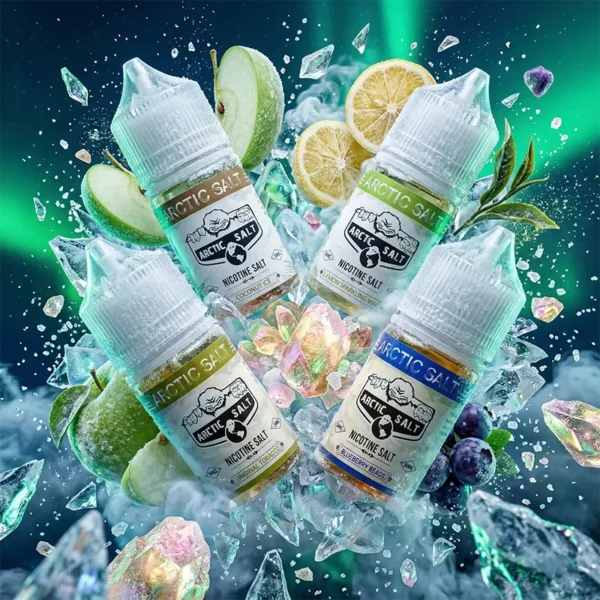 北極鹽 ARCTIC SALT 尼古丁鹽煙油主圖。畫面展示 AURORA BOREALIS 極光背景與油畫風標籤瓶身，環繞著閃耀的彩色礦物晶石、冰晶碎冰、青蘋果、檸檬、藍莓與茶葉視覺。強調獨創的「礦物鹽提鮮」技術，完美結合清甜果香與醇厚茶韻，有效破解甜膩疲勞感，專為小煙設備優化。