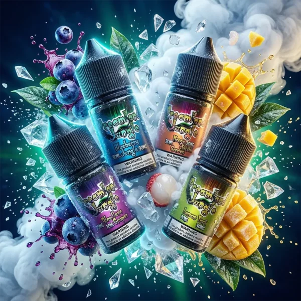 鹽博士出品 Dreamland Jungle 叢林幻境 30ml 尼古丁鹽煙油主圖。四款帶有魔幻字體標籤的黑色針管瓶懸浮於深藍色神秘背景中。周圍環繞著新鮮飽滿的藍莓、切花芒果、去殼荔枝、晶瑩冰塊與綿密白霧，視覺張力極強。強調其 30mg 順滑丁鹽技術與真實水果萃取的極致風味。專為小煙設備優化。