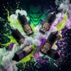 JOKER GUNMAN 小丑鹽 30ml 尼古丁鹽煙油主圖。畫面上漂浮著多瓶帶有彩色骷髏小丑標籤的黑色煙油瓶，背景為標誌性的綠色邪魅小丑剪影。周圍環繞著濃郁的白色煙霧、飛濺的紫色與綠色果汁液體以及冰塊碎片，視覺強烈。強調其經典小煙專用的順滑丁鹽配方與令人難以抗拒的果香口感體驗。